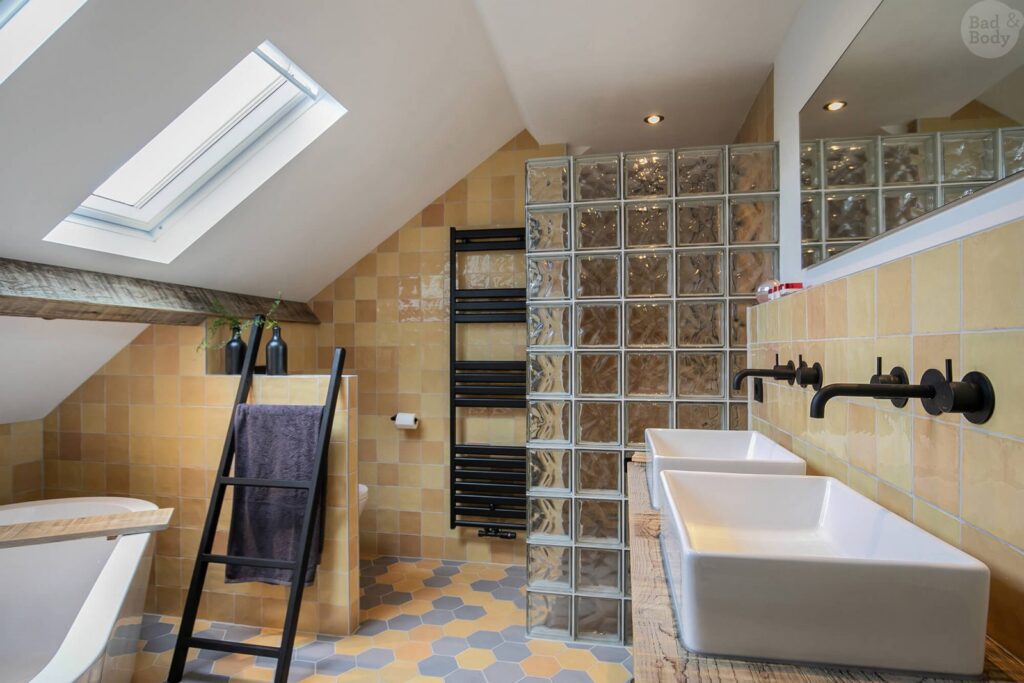 01_CenG_Badkamer_Hout_Geel_Van-Esch-1600×1067
