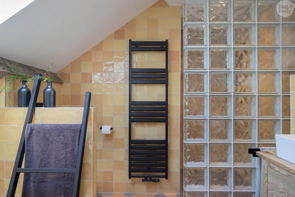 02_CenG_Badkamer_Hout_Geel_Van-Esch-1600×1067
